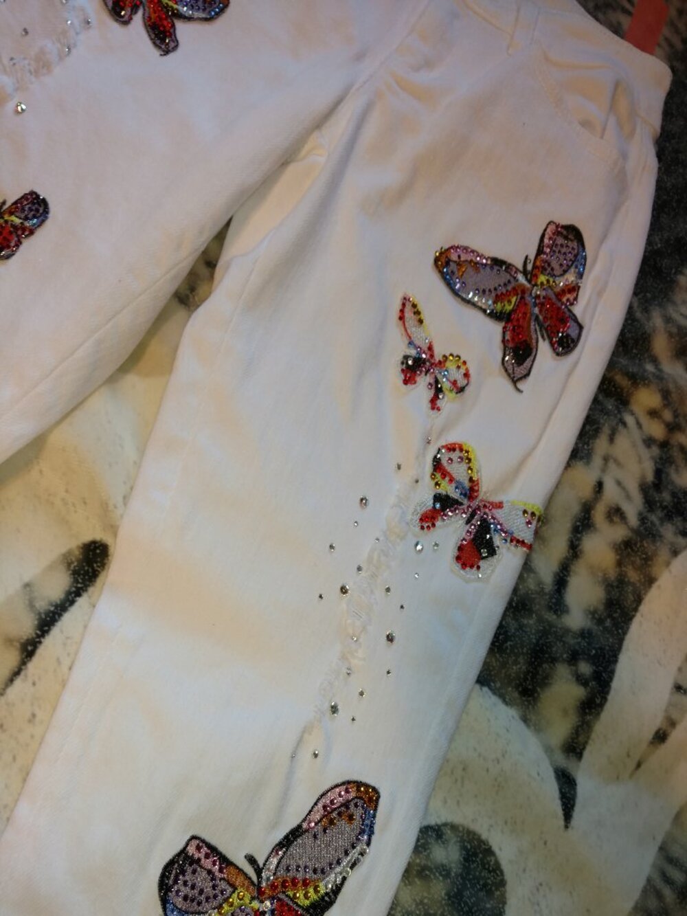 Boston Proper Distressed Butterfly Patch Embellished White Jeans Sz.0 - Picture 4 of 13